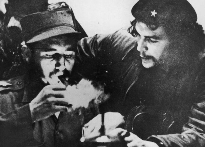 Кастро закуривает сигару с Че Геварой