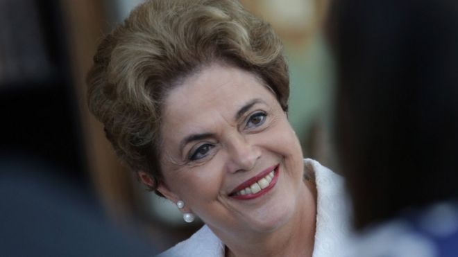 Отстраненный от должности президент Бразилии Дилма Руссефф улыбается во время пресс-конференции с международным пресс-корпусом в резиденции президента Alvorada Palace в Бразилиа, Бразилия, в пятницу, 13 мая 2016 года.