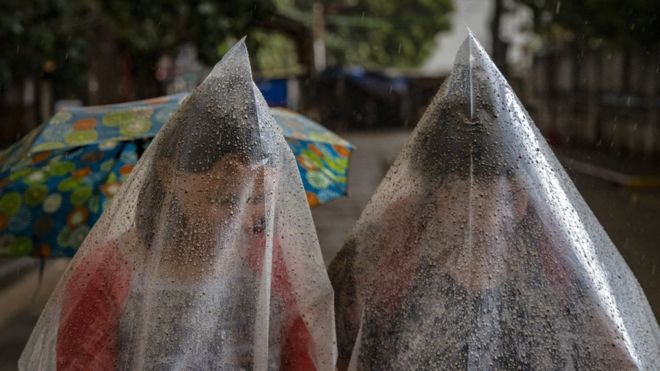жители носят полиэтиленовые пакеты для защиты от золы