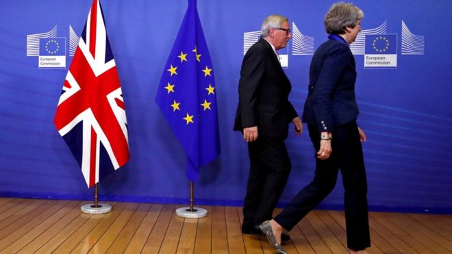 Премьер-министр Великобритании Тереза ??Мэй и президент Европейской комиссии Жан-Клод Юнкер отправляются на встречу для обсуждения проектов соглашений о Brexit в штаб-квартире ЕС в Брюсселе, Бельгия, 24 ноября 2018 года.