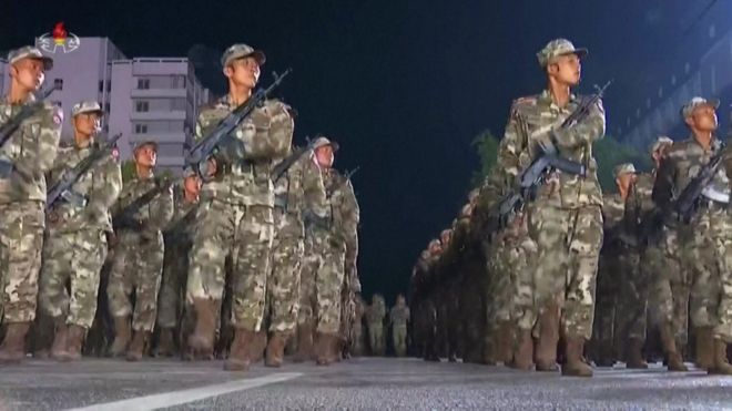 Солдаты маршируют в Пхеньяне