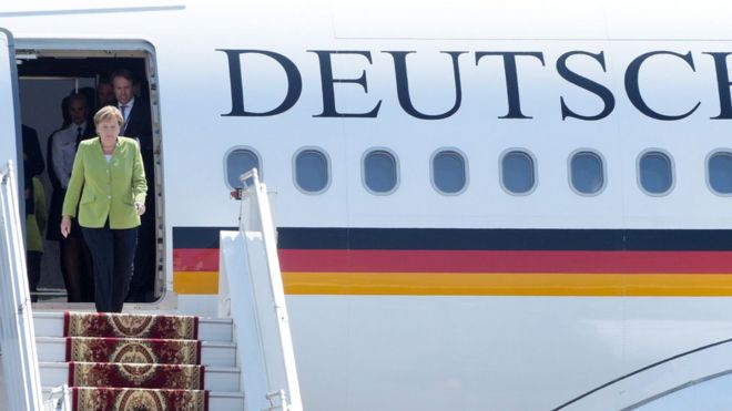 Файл с изображением, сделанным 24 августа 2018 года. Ангела Меркель покидает свой самолет, когда она прибывает в Ереван
