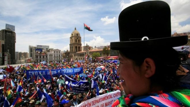 Женщина-аймара, сторонница президента Боливии Эво Моралеса, присутствует на собрании с целью объявить президента Эво Моралеса ». неопределенное переизбрание, в Ла-Пасе, Боливия, 7 ноября 2017 года.
