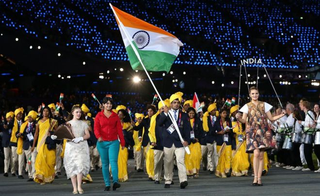 Сушил Кумар из сборной Индии по олимпийской борьбе несет флаг своей страны во время церемонии открытия Олимпийских игр 2012 года в Лондоне на Олимпийском стадионе 27 июля 2012 года в Лондоне, Англия.