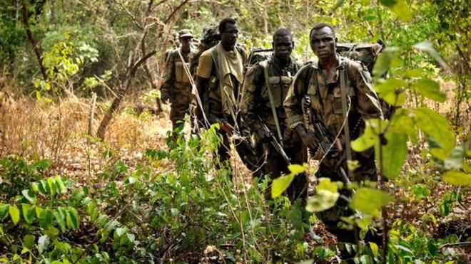 Угандийские солдаты патрулируют 18 апреля 2012 года в центральноафриканских джунглях во время операции по поиску пресловутого лидера Армии сопротивления Бога (ЛРА) Джозефа Кони
