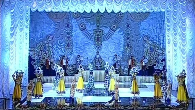در تاجیکستان، دهها گروه رقص به شکل حرفه ای فعالیت میکنند، از جمله گروه «زیبا»، که یکی از معروفترین این گروه هاست و حدود 40 سال، پیش تأسیس شد.