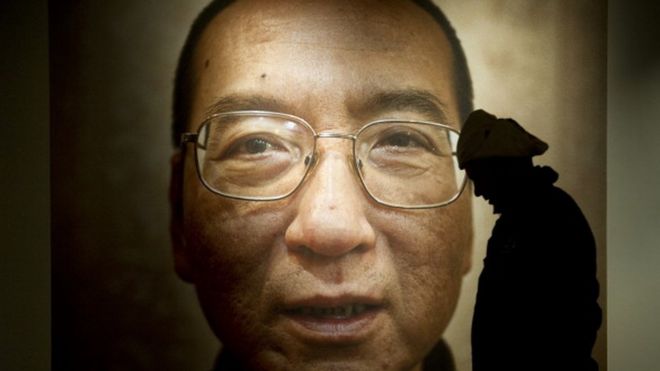 Une photo exposé du Prix Nobel de la Paix Liu Xiaobo en 2010 à Oslo
