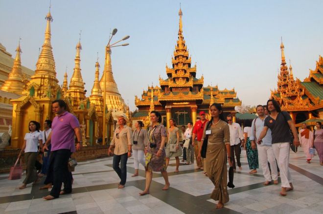 Туристы прогуливаются вокруг пагоды Шведагон в Янгоне, Мьянма