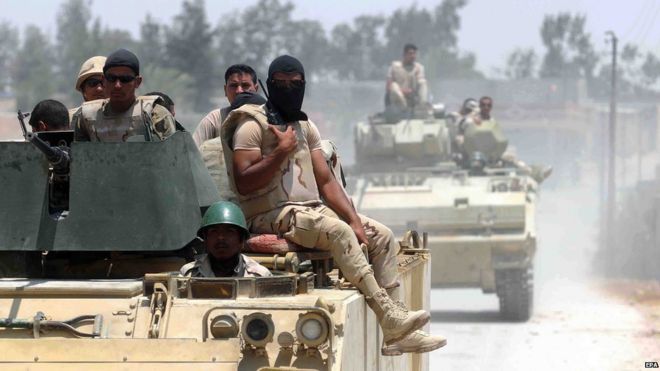 Военнослужащие египетских вооруженных сил на бронетехнике патрулируют улицу в районе города шейха Цувейда на северном Синайском полуострове (13 июля 2015 года)