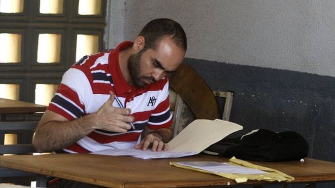 Alumno sentado en una carpeta. Foto: Humberto Matheus.