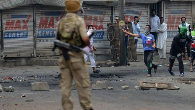 Столкновения между протестующими в Кашмире и индийской полицией в Сринагаре 10 июля 2016 года.