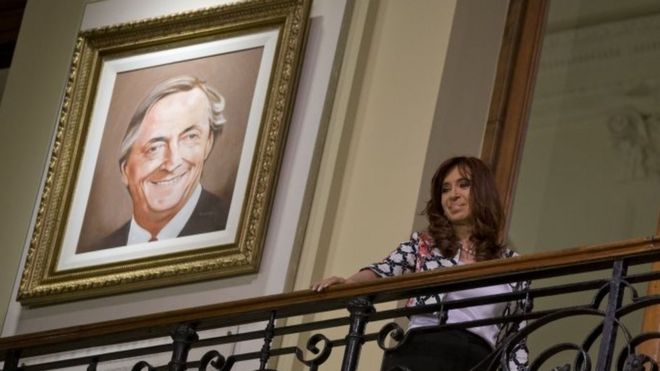 Президент Кристина Фернандес Киршнер стоит перед портретом своего покойного мужа и предшественника Нестора Киршнера