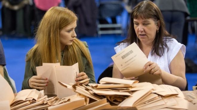 Избиратели подсчитывают голоса на арене Эмирейтс в Глазго, Шотландия