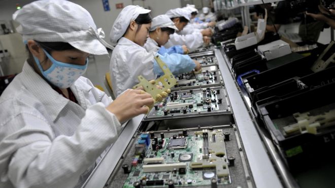 Китайские рабочие собирают электронные компоненты на заводе тайваньского технологического гиганта Foxconn в Шэньчжэне