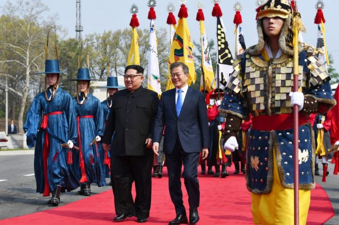 Kim Jong-un y Moon Jae-in cruzan la zona de desmilitarización que divide a las Coreas.