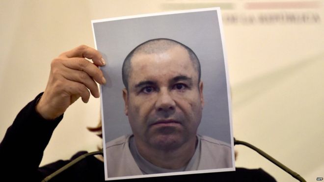 Генеральный прокурор Эрли Гомес показывает портрет разыскиваемого наркобарона Хоакина Гусмана