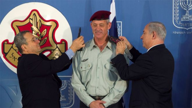 Министр обороны Израиля Эхуд Барак (слева) и премьер-министр Биньямин Нетаньяху (справа) меняют погоны нового начальника штаба ИДФ генерал-лейтенанта Бенни Ганца (14 февраля 2011 года)