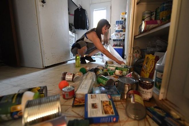 Một phụ nữ nhà ở Ridgecrest, California cho biết đã tốn cả ngày dọn dẹp nhà bếp, sau trận động đất mạnh 7,1 độ tại thành phố này, hôm 6/7/2019