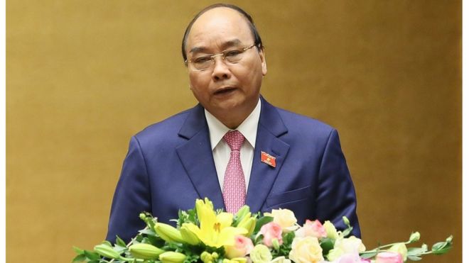 Thủ tướng VN, ông Nguyễn Xuân Phúc trình bày báo cáo trước Quốc hội.
