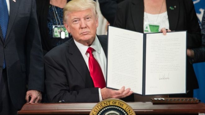 El presidente Donald Trump firma una orden ejecutiva para construir el muro fronterizo, el 25 de enero de 2017
