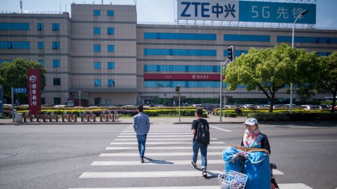 на его снимке, сделанном 3 мая 2018 года, изображен логотип ZTE на офисном здании в Шанхае. - Китайский телекоммуникационный гигант ZTE заявил, что его основные операции "прекратились" после того, как в прошлом месяце США запретили американцам продавать критически важные технологии для компании, что повышает вероятность ее краха.