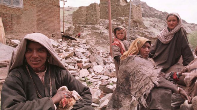 Жители города Каргильского района Кашмира ждут эвакуации 6 июня 1999 года.