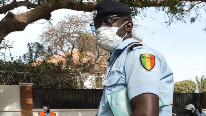 Un policier portant un masque facial à Dakar.