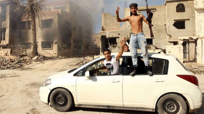 Combatientes leales con el gobierno basado en Tobruk celebran la toma del centro de Benghazi en febrero de 2016