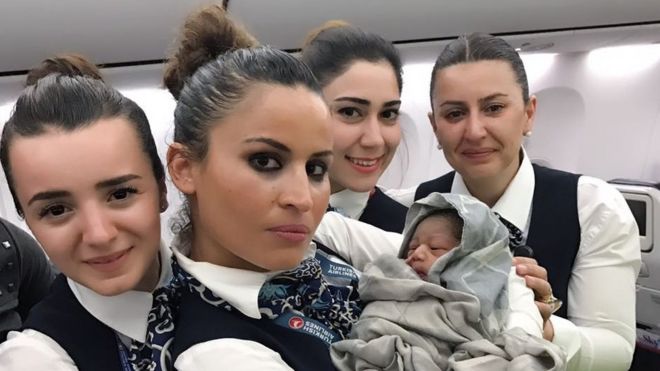 Para awak kanin Turkish Airlines merayakan kelahiran bayi Kadiju yang mereka bantu persalinannya di ketinggian 12.800 meter. 