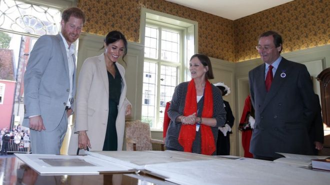 Герцог и Герцогиня рассматривают Сассексскую копию Американской Декларации Независимости
