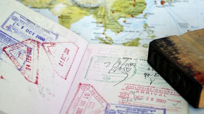 Passaporte com mapa ao fundo