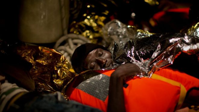 Беженец из Эритреи спит на астральном судне