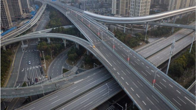 Вид с воздуха на дороги и мосты в городе Ухань, Китай, во время изоляции от коронавируса