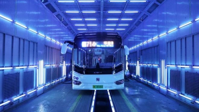 Un bus es desinfectado con luz UVC en Shanghai, China.