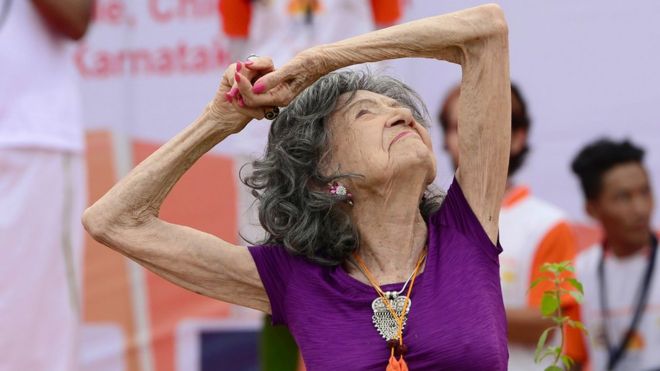 98-летний мастер йоги Тао Порчон-Линч принимает участие в массовом занятии йогой в Международный день йоги на стадионе Шри Кантирава в Бангалоре 21 июня 2017 г.