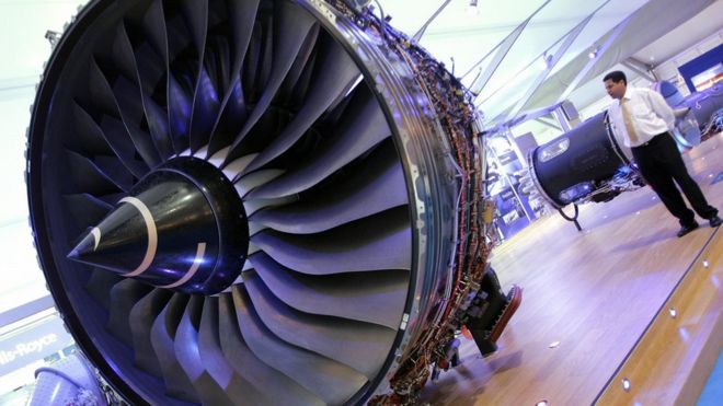 Посетитель, смотрящий на реактивный двигатель Rolls Royce Trent 900, используемый на Airbus A380-800 и A380F на авиасалоне в Фарнборо