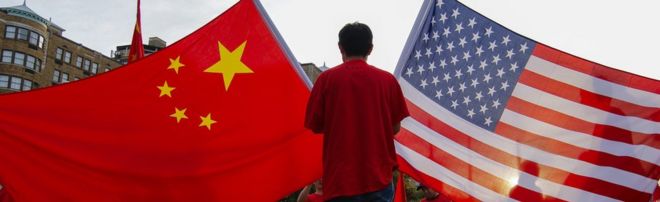 Протестующий с флагами Китая и США в Вашингтоне, округ Колумбия