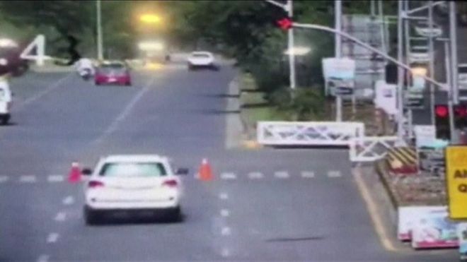 На кадрах видеонаблюдения видно, как белый джип прыгает на свет в Исламабаде