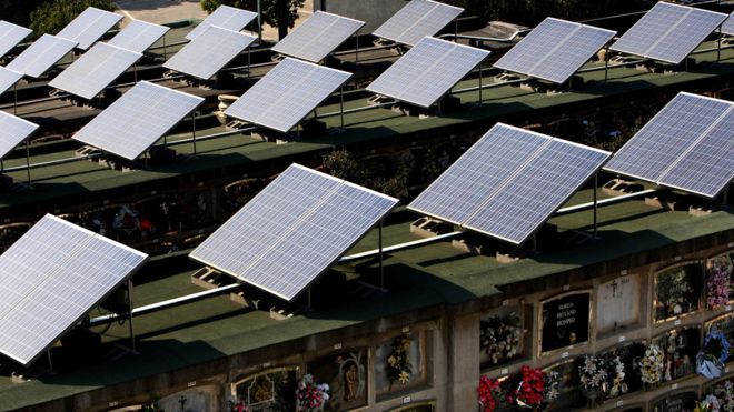 Панели солнечных батарей на кладбище в Барселоне - файл изображения