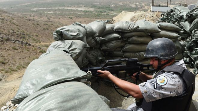 Сотрудник саудовской пограничной службы занимает позицию на смотровой площадке на саудовско-йеменской границе