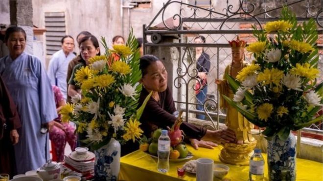 Họ hàng và hàng xóm một nạn nhân làm lễ cầu siêu ở Việt Nam