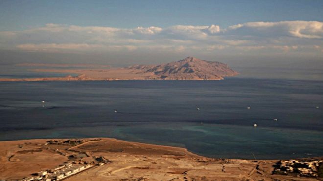 Файл фотографии, сделанный 14 января через окно самолета, показывает острова Тиран (на переднем плане) и Санафир (на заднем плане) в Красном море