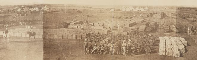 V & A Музей, Макдала 1868 г. Экспозиция: фотография лагеря в Зооле во время экспедиции в Абиссинию 1868-9 гг., Выполненная королевскими инженерами