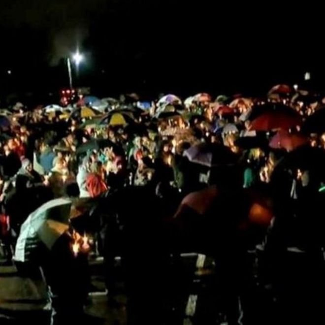 Один бодрствующий наблюдал, как сотни людей собрались в почти замерзающем дожде.