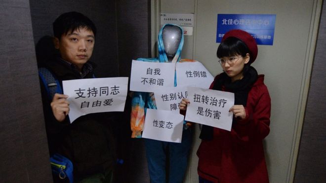 中國曾有支持同志的團體到提供轉化治療的診所門外抗議。
