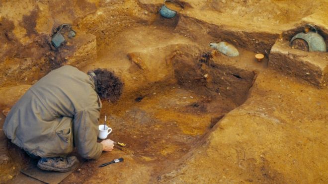 археолог в месте раскопок под Саутендом
