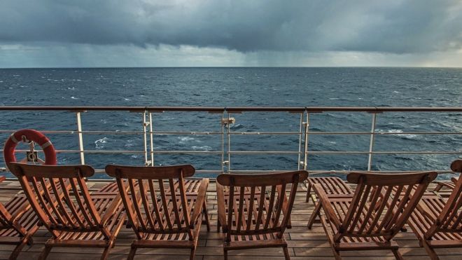 _98876230_cruise.ship.deck.storm.g.jpg