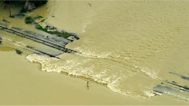 Фото из архива: Река Коси затопляет железнодорожные пути в районе Мадхепура, Индия