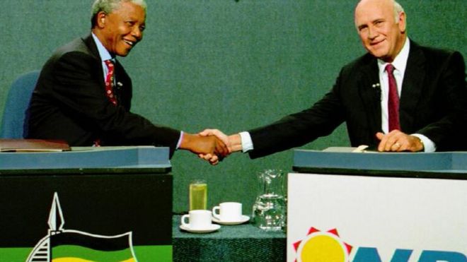 Нельсон Мандела (слева) и Ф. В. де Клерк (справа) в 1994 году