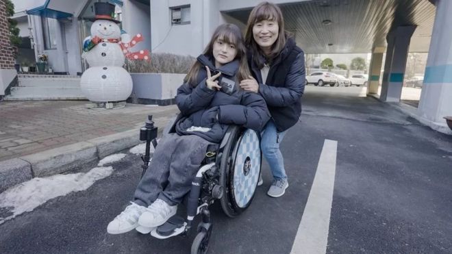 어머니와 함께 서울 전역의 휠체어 접근성을 보여주는 지도를 제작하고 있는 지민(17) 양
